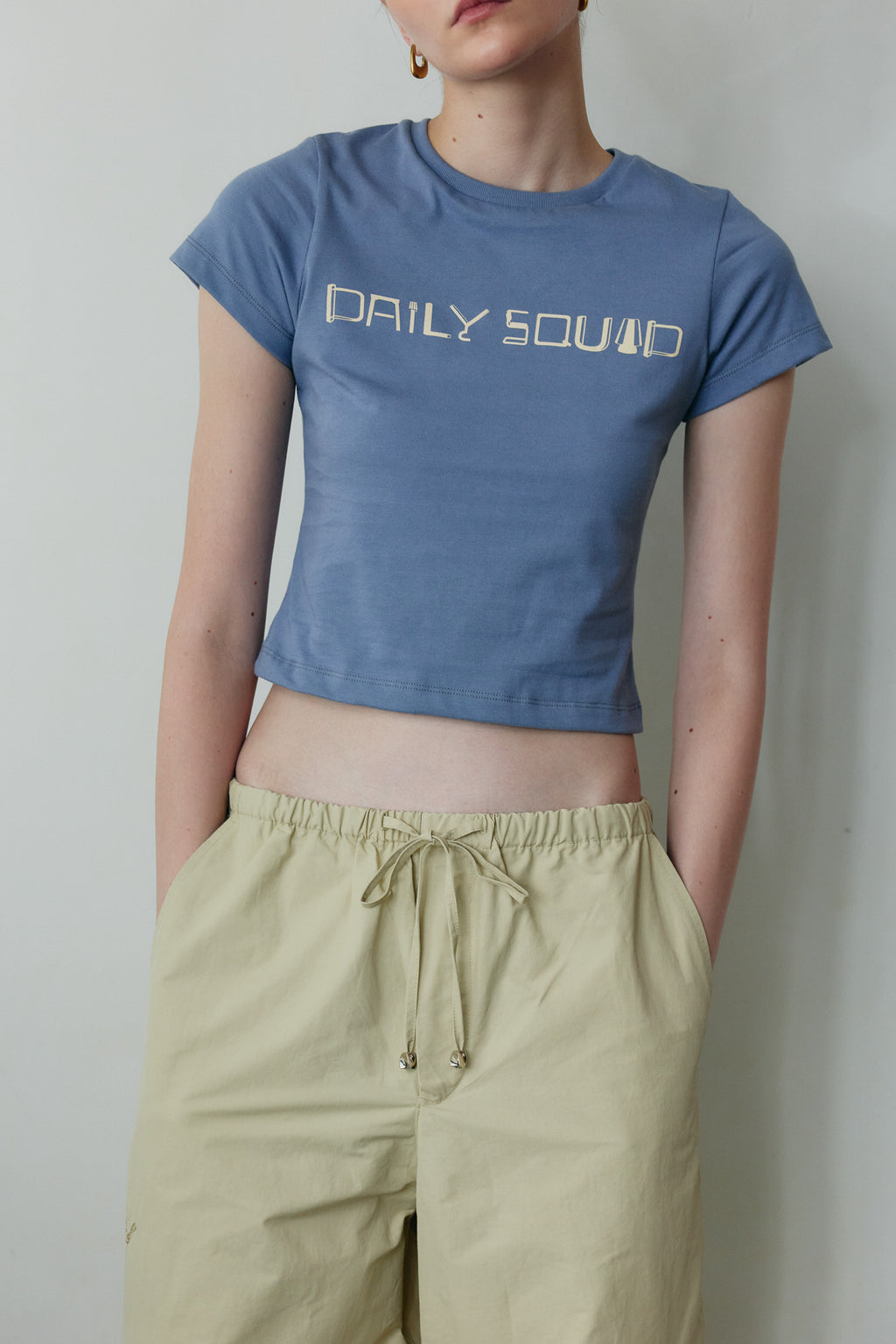 DAILY SQUAD - Daily Baby Tee เสื้อยืด Baby Tee ทรงเข้ารูป สไตล์มินิมอล ดีไซน์เรียบแต่มีเอกลักษณ์ เหมาะสำหรับลุค Casual และ Everyday Look