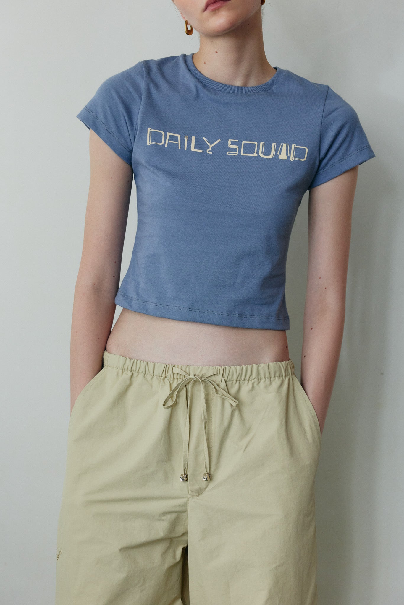 DAILY SQUAD - Daily Baby Tee เสื้อยืด Baby Tee ทรงเข้ารูป สไตล์มินิมอล ดีไซน์เรียบแต่มีเอกลักษณ์ เหมาะสำหรับลุค Casual และ Everyday Look