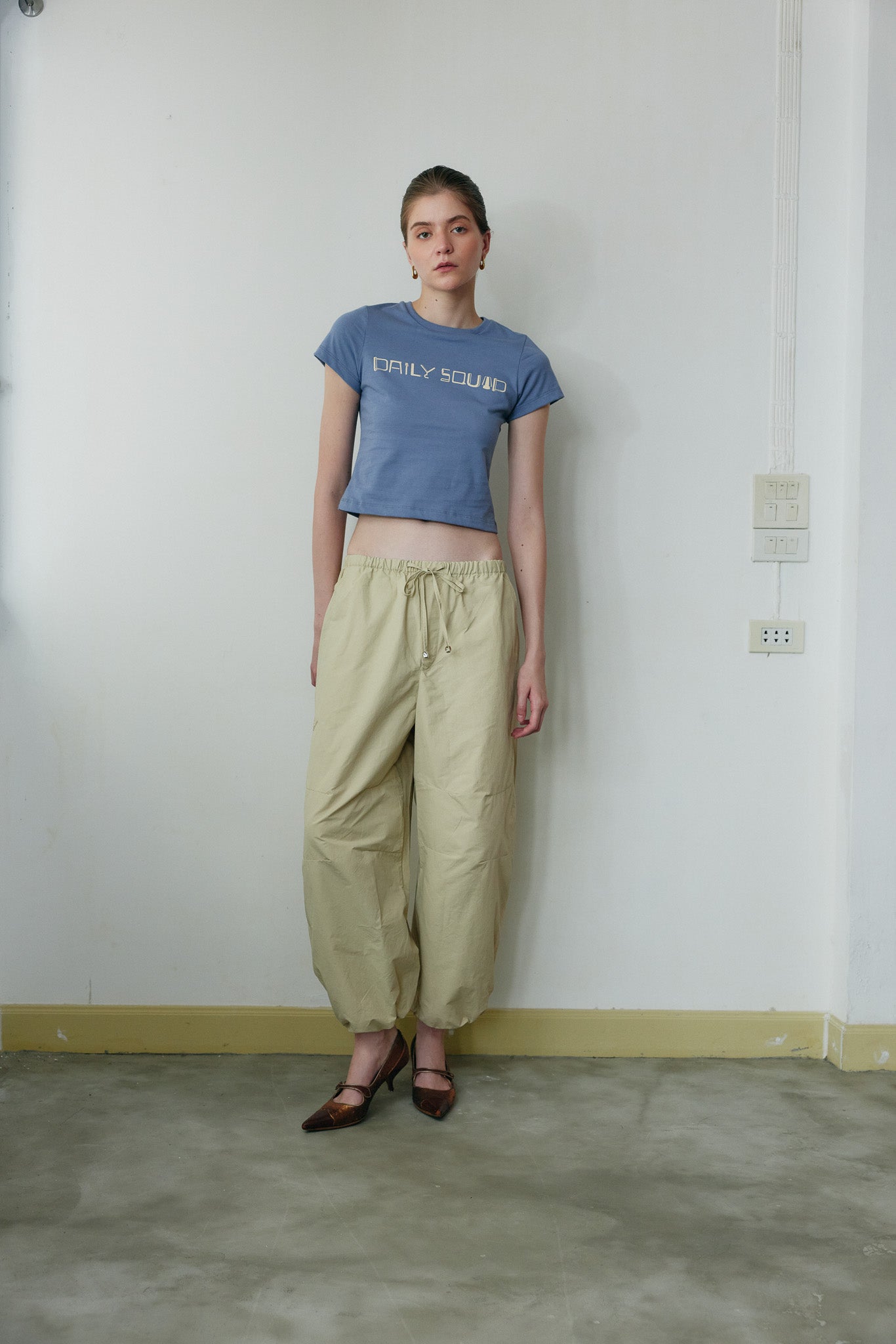 DAILY SQUAD - Daily Baby Tee เสื้อยืด Baby Tee ทรงเข้ารูป สไตล์มินิมอล ดีไซน์เรียบแต่มีเอกลักษณ์ เหมาะสำหรับลุค Casual และ Everyday Look