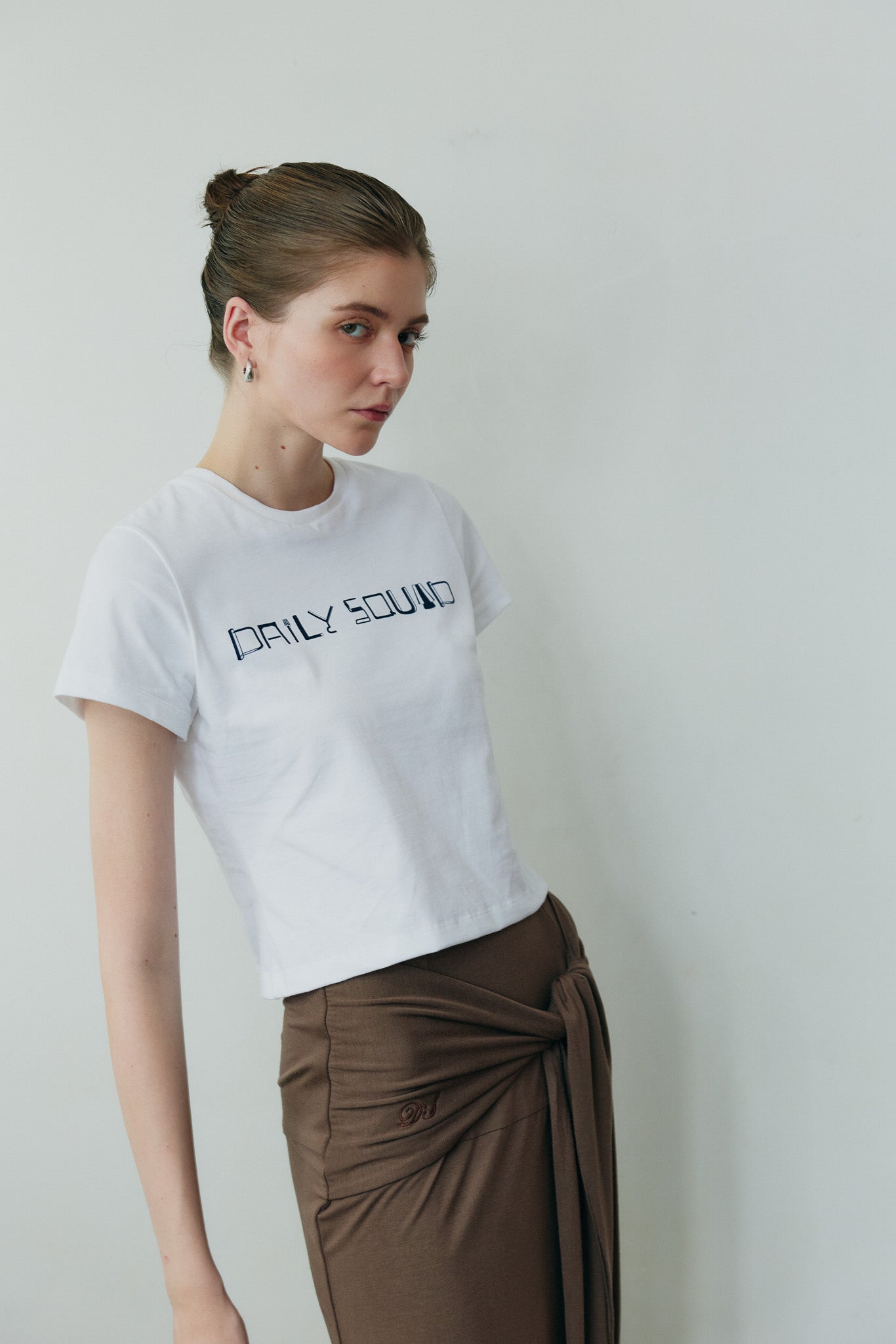 DAILY SQUAD - Daily Baby Tee เสื้อยืด Baby Tee ทรงเข้ารูป สไตล์มินิมอล ดีไซน์เรียบแต่มีเอกลักษณ์ เหมาะสำหรับลุค Casual และ Everyday Look