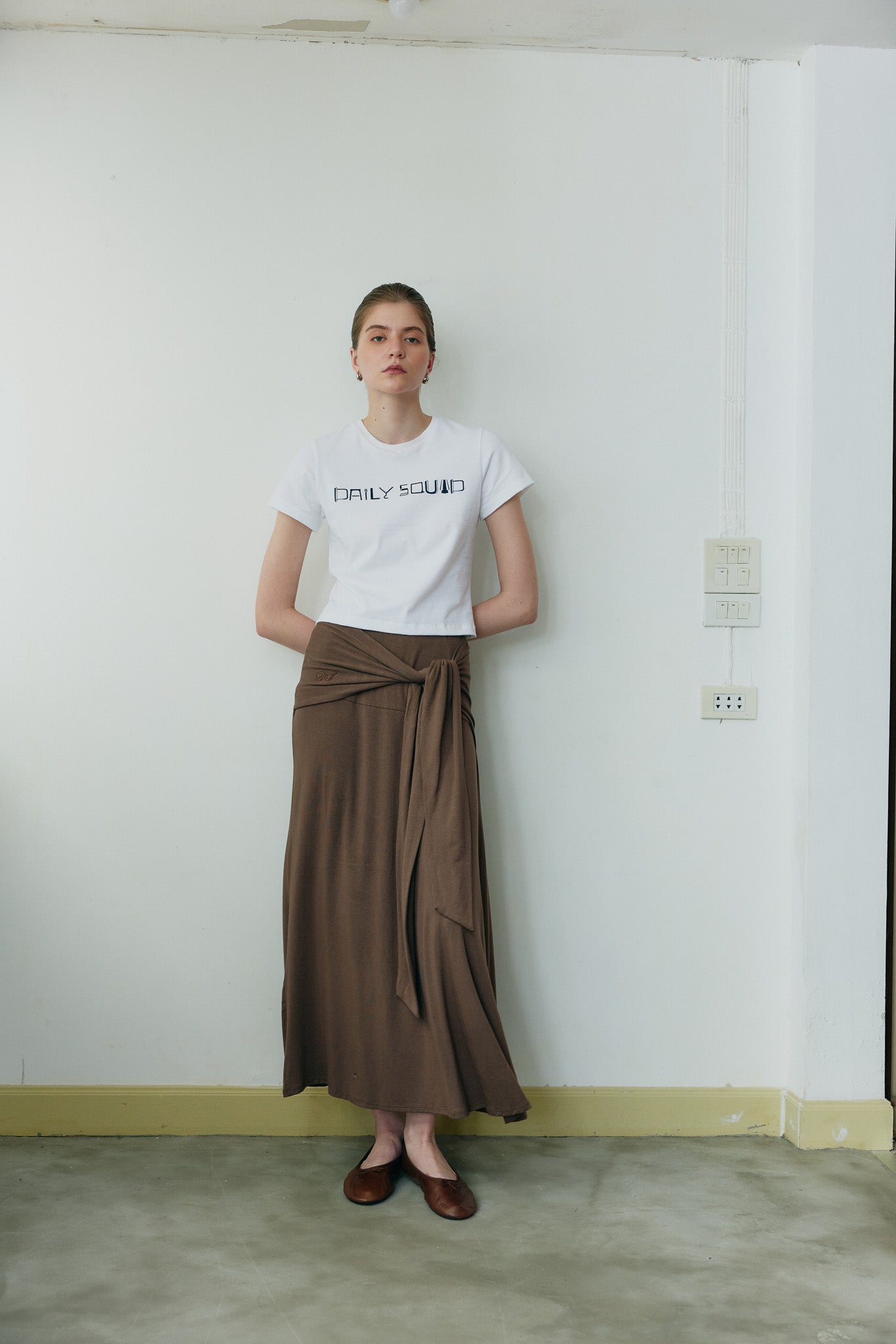 DAILY SQUAD - Daily Baby Tee เสื้อยืด Baby Tee ทรงเข้ารูป สไตล์มินิมอล ดีไซน์เรียบแต่มีเอกลักษณ์ เหมาะสำหรับลุค Casual และ Everyday Look