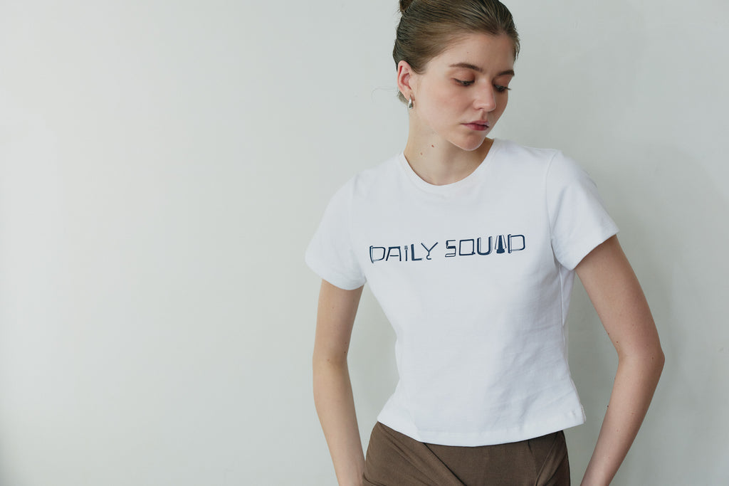 DAILY SQUAD - Daily Baby Tee เสื้อยืด Baby Tee ทรงเข้ารูป สไตล์มินิมอล ดีไซน์เรียบแต่มีเอกลักษณ์ เหมาะสำหรับลุค Casual และ Everyday Look