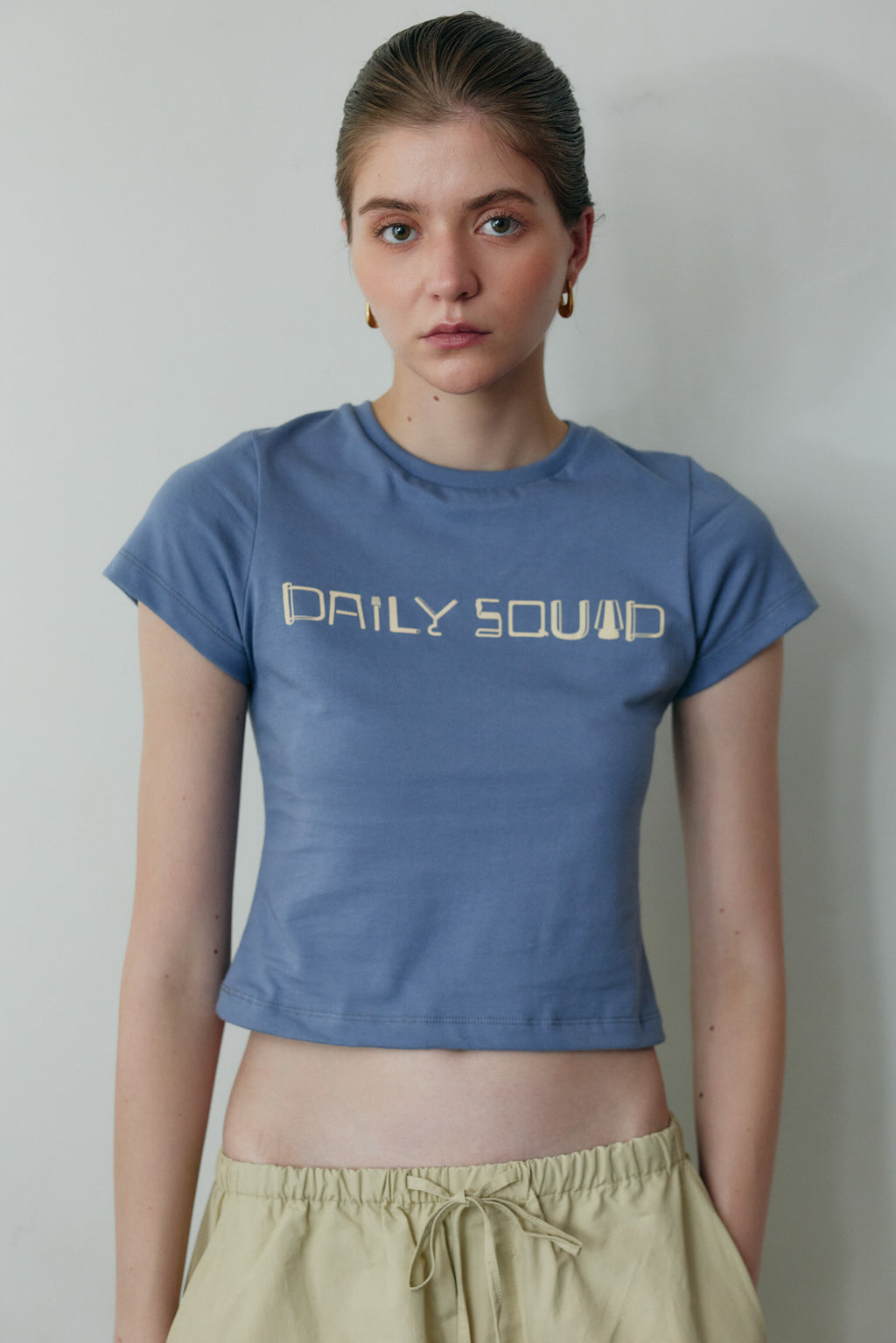 DAILY SQUAD - Daily Baby Tee เสื้อยืด Baby Tee ทรงเข้ารูป สไตล์มินิมอล ดีไซน์เรียบแต่มีเอกลักษณ์ เหมาะสำหรับลุค Casual และ Everyday Look