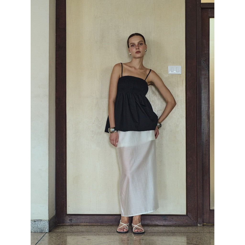 DAILY SQUAD - SHEER LONG SKIRT กระโปรงยาวผ้าโปร่ง ดีไซน์เรียบและพลิ้ว ตัวกระโปรงผลิตจากผ้าบางโปร่ง ให้เอฟเฟกต์กึ่งซีทรู