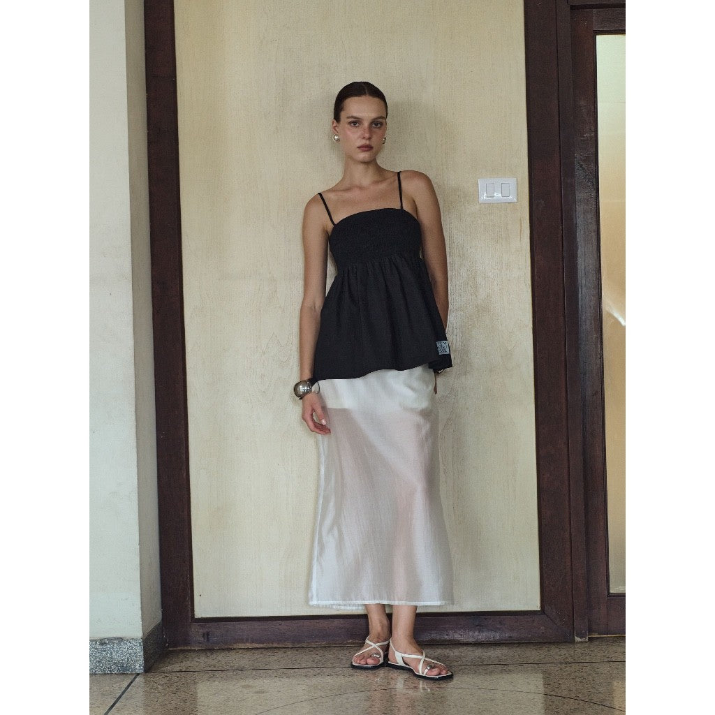 DAILY SQUAD - SHEER LONG SKIRT กระโปรงยาวผ้าโปร่ง ดีไซน์เรียบและพลิ้ว ตัวกระโปรงผลิตจากผ้าบางโปร่ง ให้เอฟเฟกต์กึ่งซีทรู